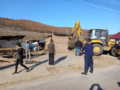 Ştefăneşti. Se demolează construcţiile neautorizate