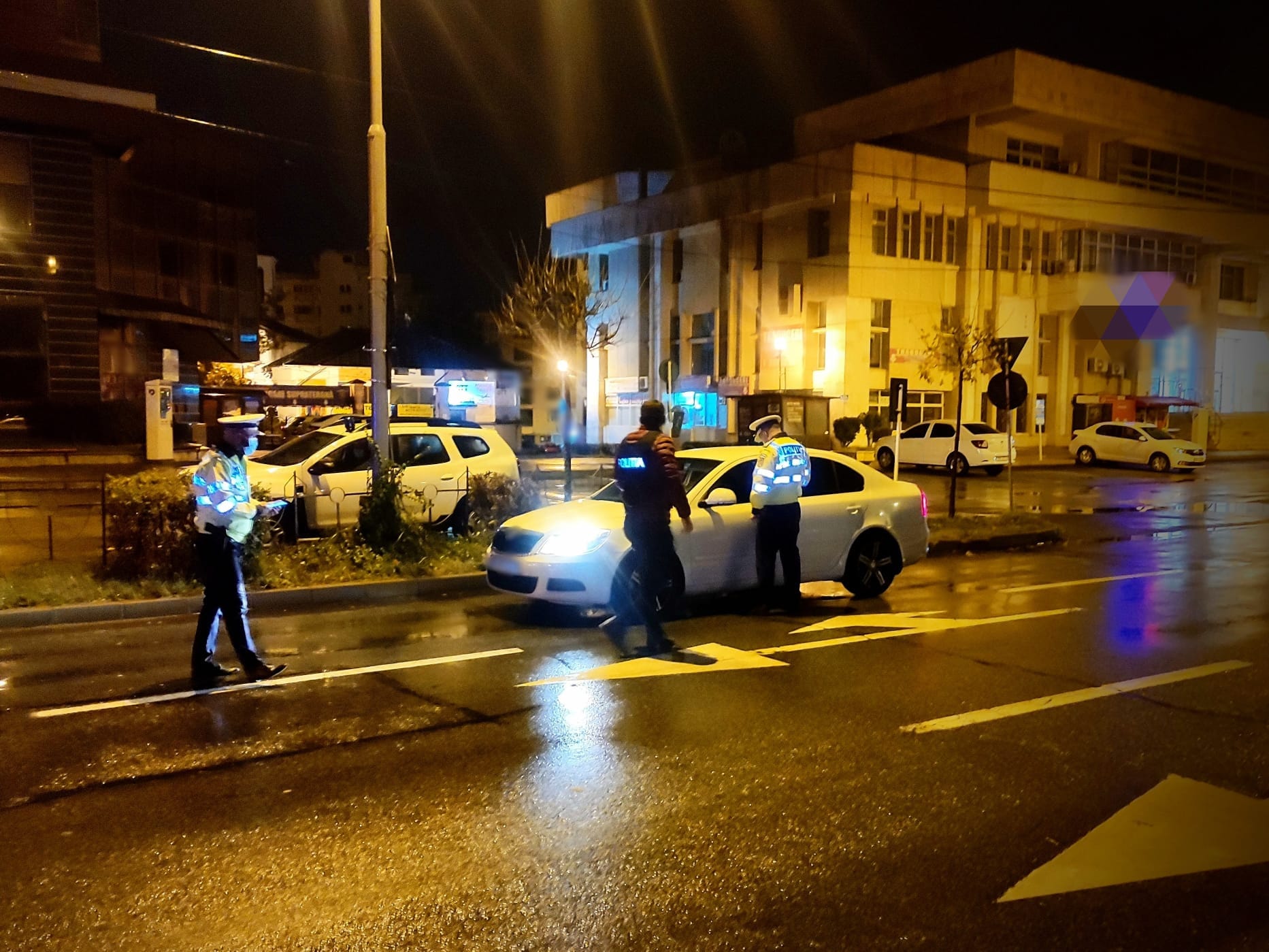 Foto 2 verificări noapte
